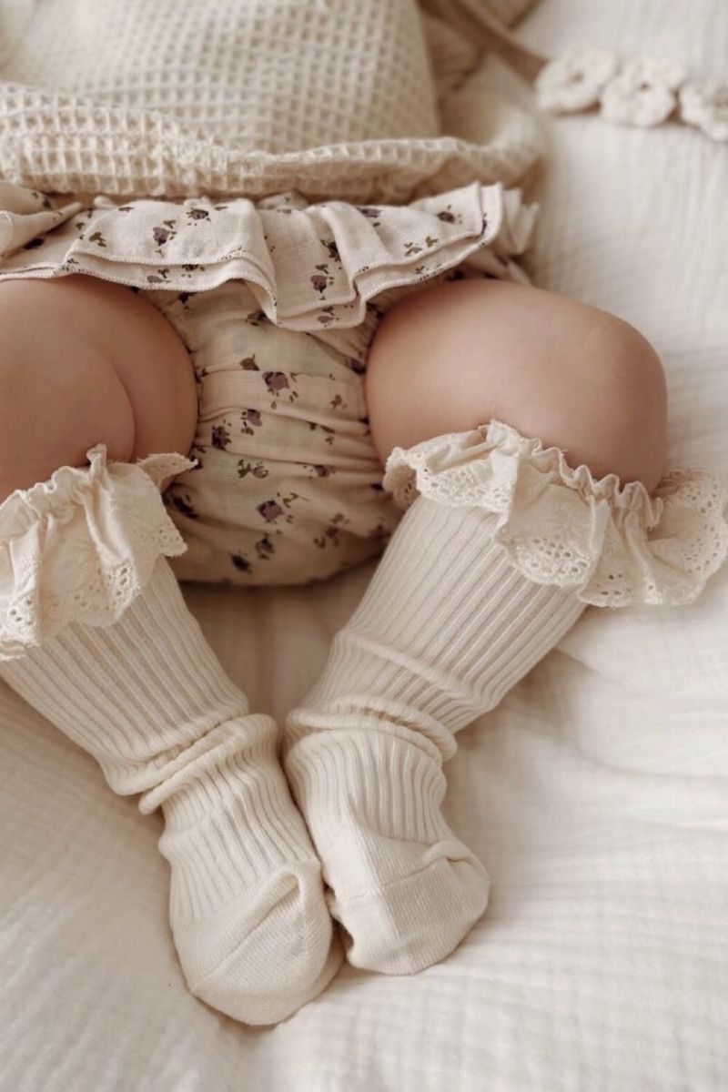 Fırfırlı Dantel Detaylı Bebek Dizaltı Çorap