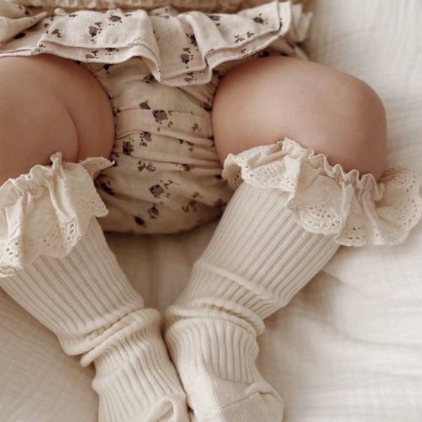 Fırfırlı Dantel Detaylı Bebek Dizaltı Çorap