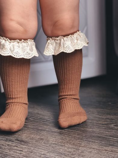 Fırfırlı Dantel Detaylı Bebek Dizaltı Çorap